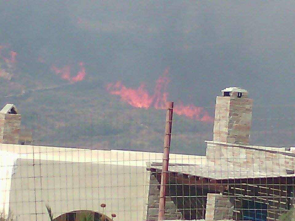 Μαίνεται η πυρκαγιά στην Άνδρο – ΦΩΤΟ