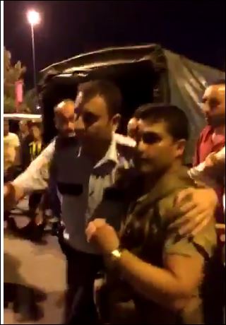 ΒΙΝΤΕΟ από τη σύλληψη στρατιώτη που συμμετείχε στο πραξικόπημα
