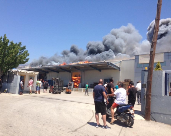 Κόλαση φωτιάς σε συσκευαστήριο στο Τυμπάκι Ηρακλείου – ΦΩΤΟ