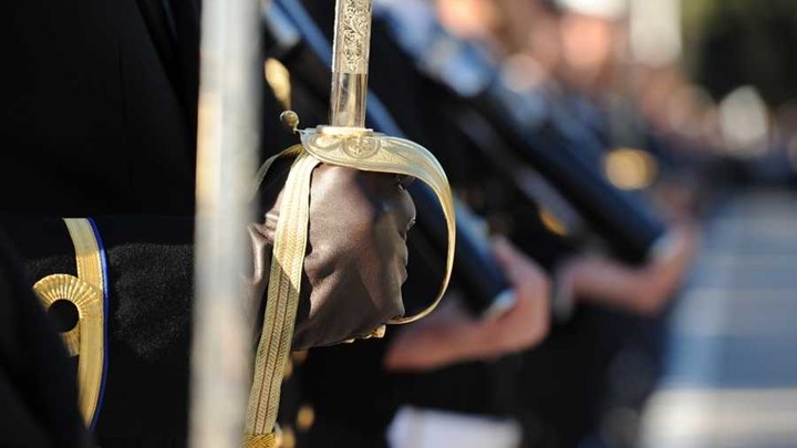 Τι απαντά το ΥΠΟΙΚ για τα ειδικά μισθολόγια