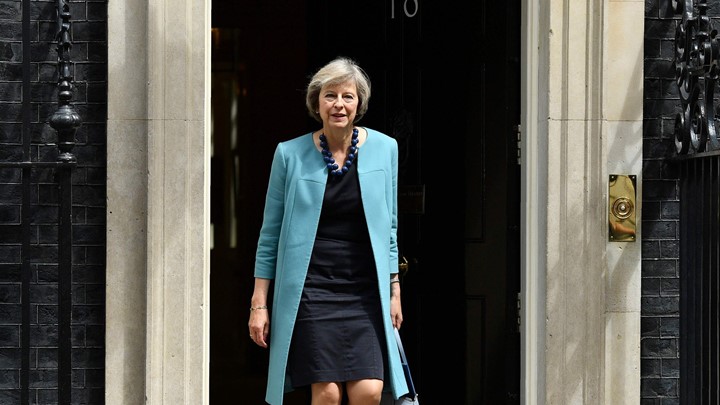 Μέι: Θέλει διαδικασία εκλογής νέου Πρωθυπουργού κι όχι «στέψη»