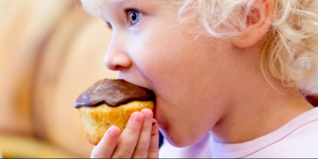 Καλοκαίρι: Όταν τα παιδιά κάθονται σπίτι και… παχαίνουν