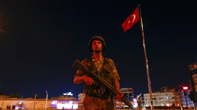 Καταρρίφθηκε ελικόπτερο και επλήγησαν άρματα μάχης πραξικοπηματιών στην Άγκυρα