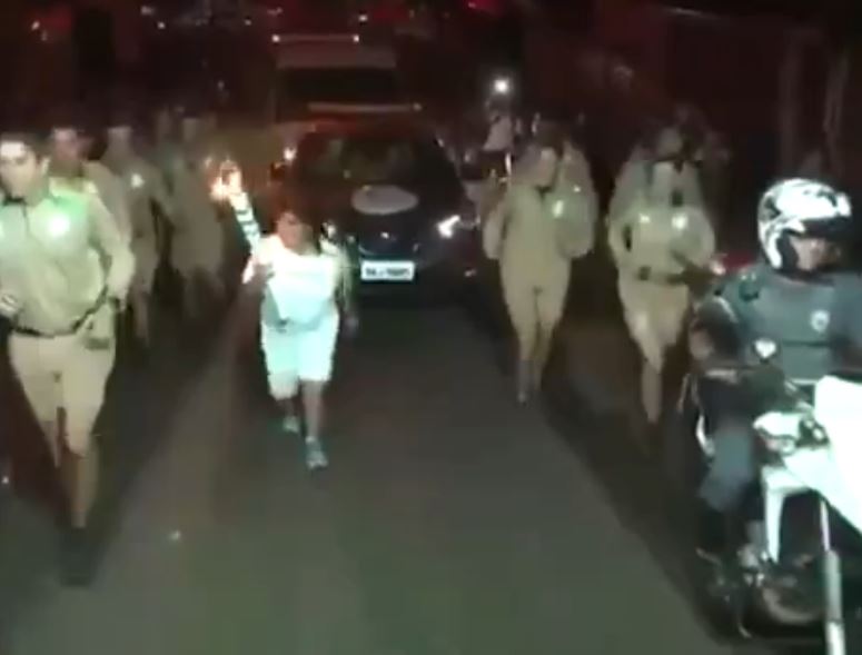 Της έπεσε η δάδα με την Ολυμπιακή φλόγα – ΒΙΝΤΕΟ