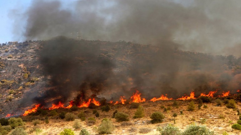 Ολονύχτια μάχη με τις φλόγες στο Μαρδάτι Λασιθίου