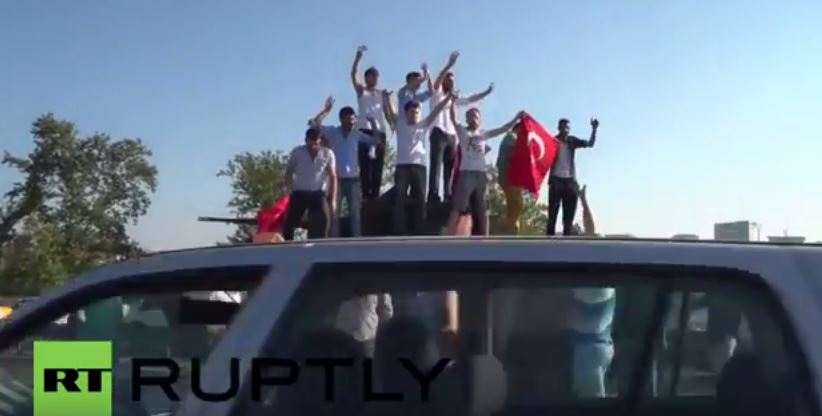 Πανηγυρίζουν πάνω στα άρματα μάχης στην Κωνσταντινούπολη – ΒΙΝΤΕΟ