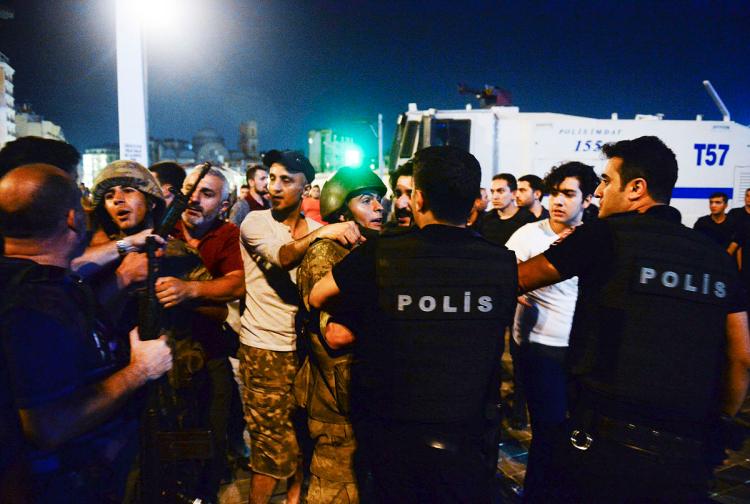 “Ξηλώνονται” 8.000 αστυνομικοί στην Τουρκία