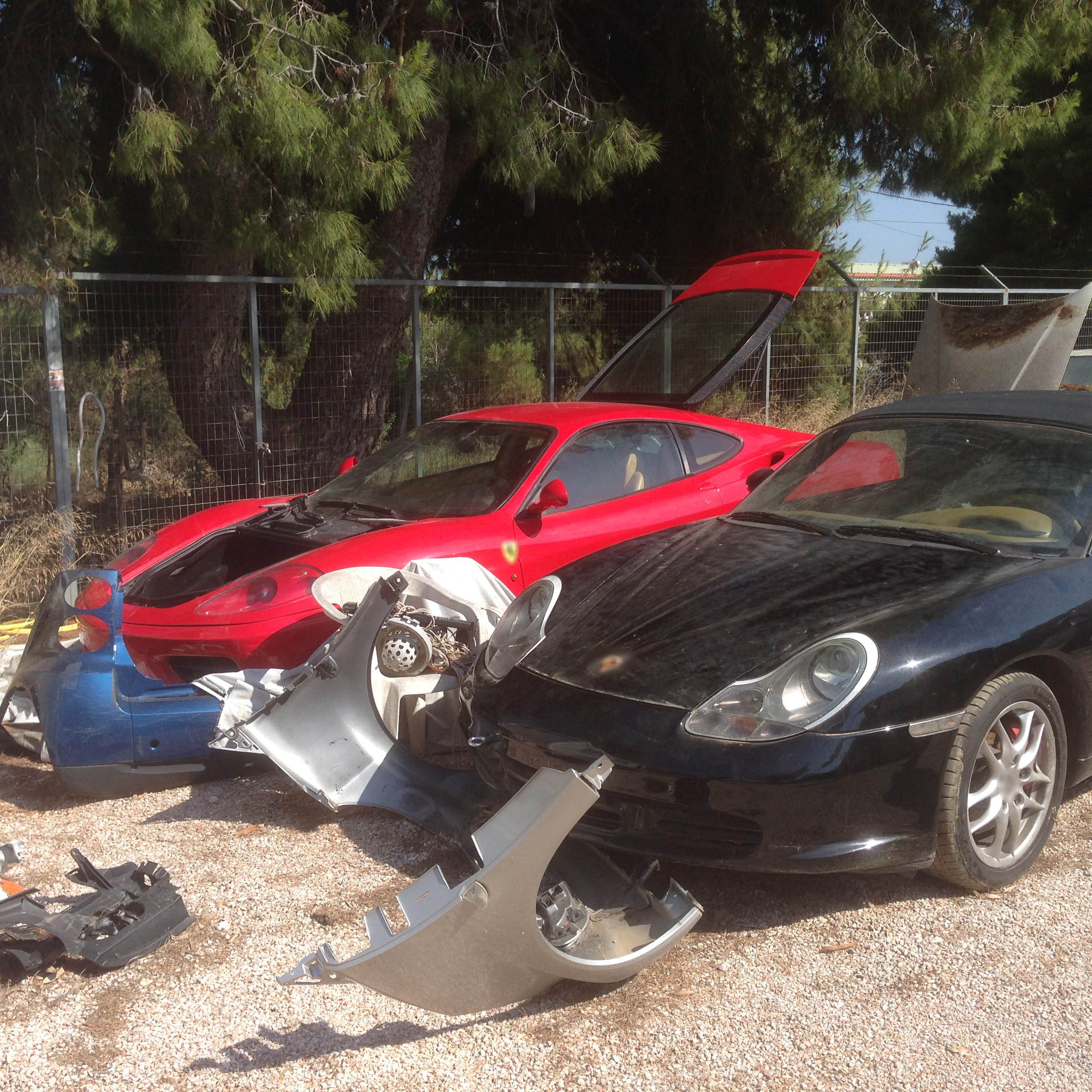 «Φάμπρικα» με κλεμμένα αυτοκίνητα και σκάφη – ΦΩΤΟ