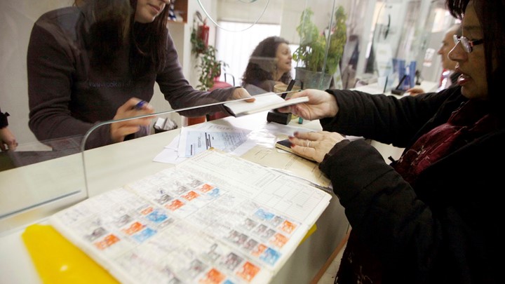 «Κόφτης» σε συντάξεις και μισθούς Δημοσίου