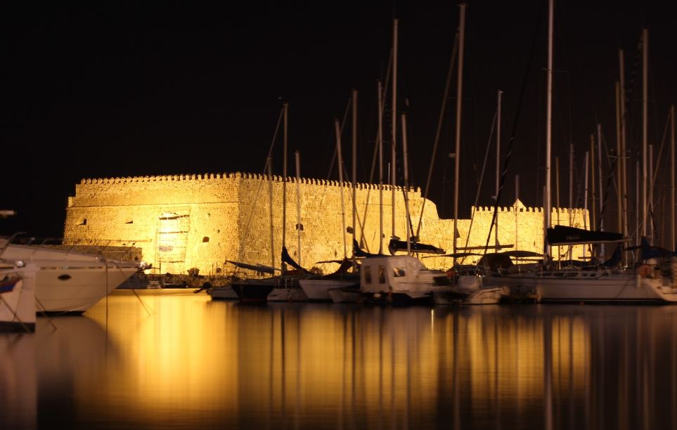 Βούτηξε μεθυσμένος με το …μηχανάκι του στο λιμάνι του Ηρακλείου