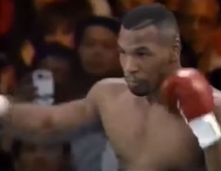 Σε αγώνα του Μάικ Τάισον το 1995 εμφανίστηκε θεατής με smartphone – ΒΙΝΤΕΟ