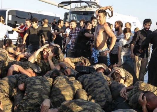 Τούρκος πολίτης χτυπάει με τη ζώνη του στρατιώτες που έχουν συλληφθεί – ΦΩΤΟ