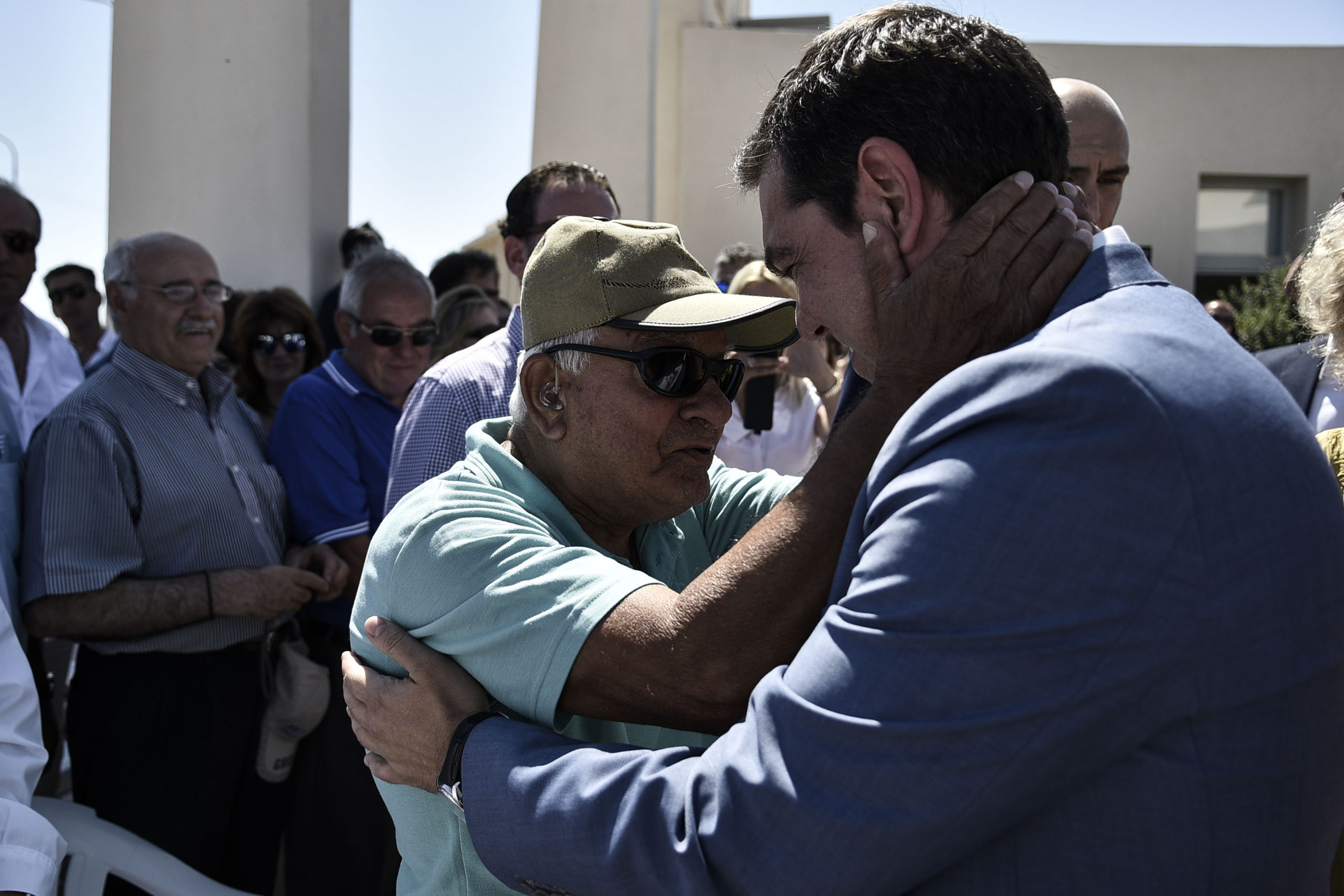 Ο ηλικιωμένος που αγκάλιασε τον Τσίπρα – ΦΩΤΟ