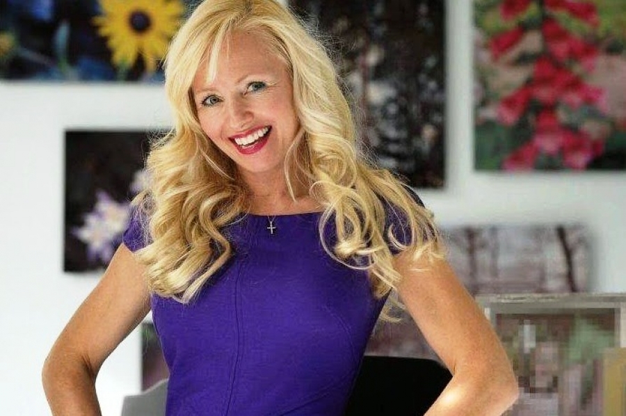 Πρώην τσιρλίντερ μέθυσε τον 15χρονο φίλο του γιου της και τον βίασε