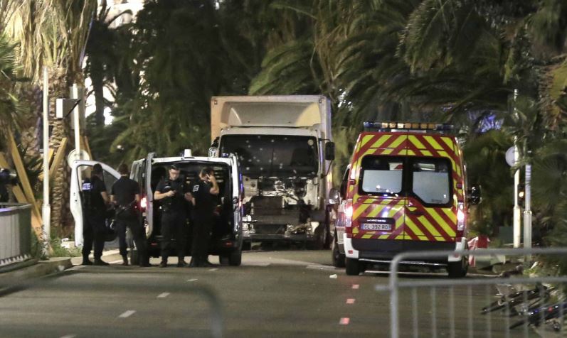 Νίκαια – Ο οδηγός του φορτηγού πυροβόλησε πριν δεχτεί τα πυρά των αστυνομικών