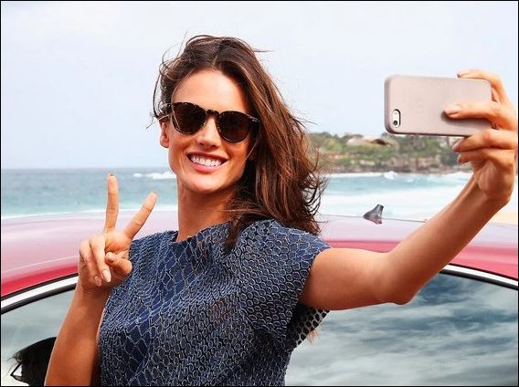 Οι δερματολόγοι προειδοποιούν: Oι selfies προκαλούν ρυτίδες