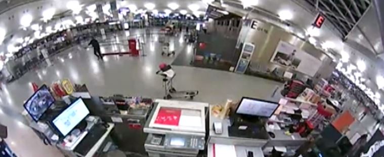 Bίντεο – ντοκουμέντο: O “εκτελεστής με το καλάσνικοφ” ψάχνει για το επόμενο θύμα στο Ατατούρκ