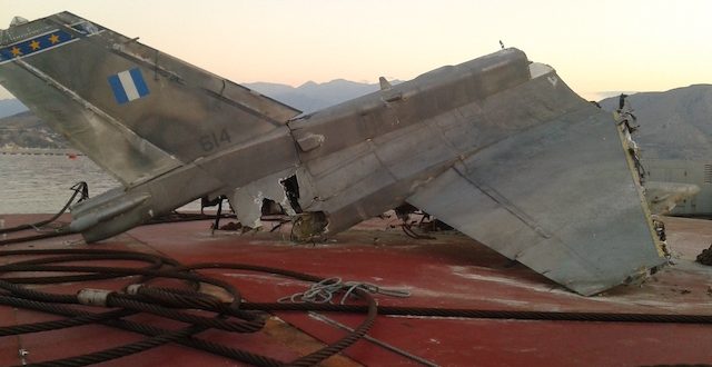 Eντυπωσιακές εικόνες από την ανέλκυση των F-16 στην Κρήτη – ΦΩΤΟ