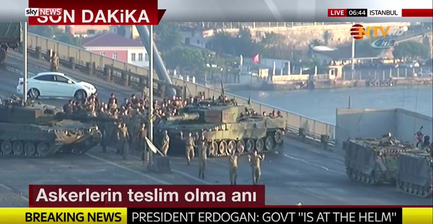 Τούρκοι στρατιώτες παραδίδονται στη γέφυρα του Βοσπόρου – ΒΙΝΤΕΟ