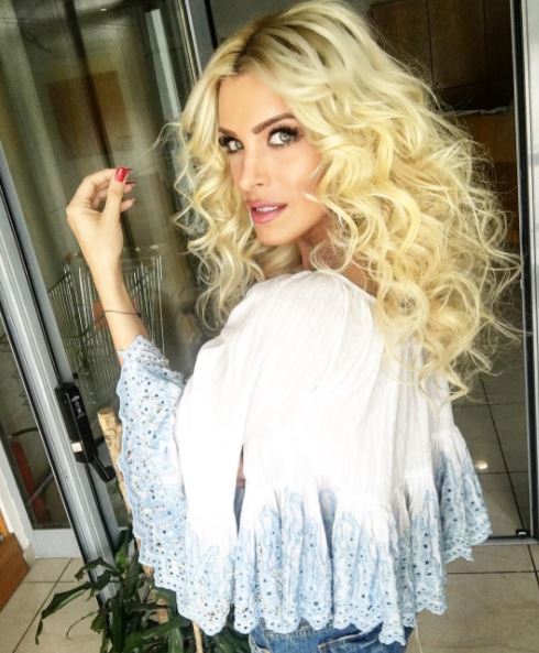 Το αβυσσαλέο ντεκολτέ της Καινούργιου – ΦΩΤΟ