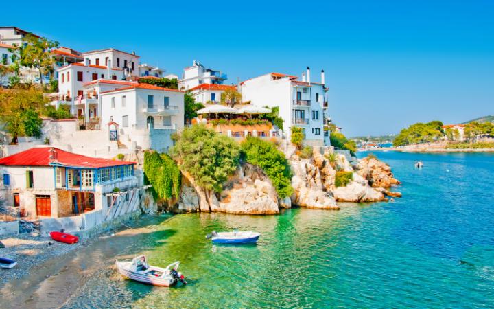Telegraph: Τα 14 καλύτερα ελληνικά νησιά για οικογενειακές διακοπές