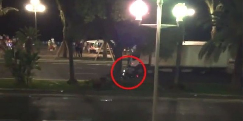 Νίκαια- Ο μοτοσικλετιστής που προσπάθησε να σταματήσει το φορτηγό – ΒΙΝΤΕΟ