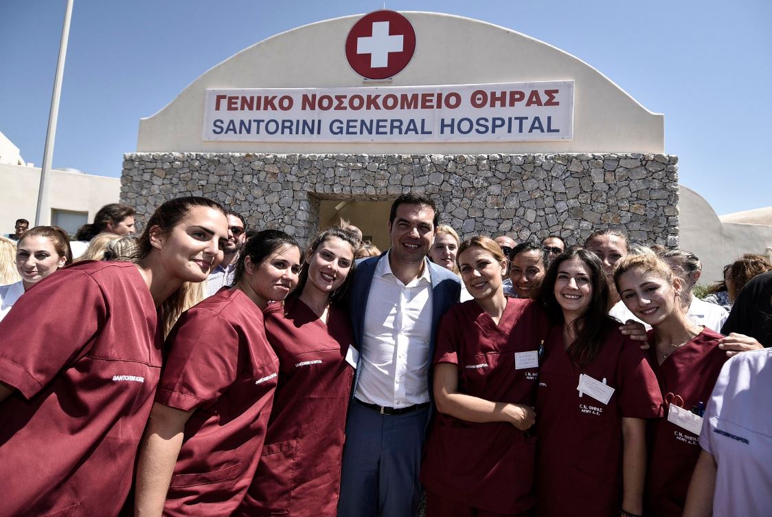 Οι νοσοκόμες που αγκαλιάζουν τον Πρωθυπουργό – ΦΩΤΟ