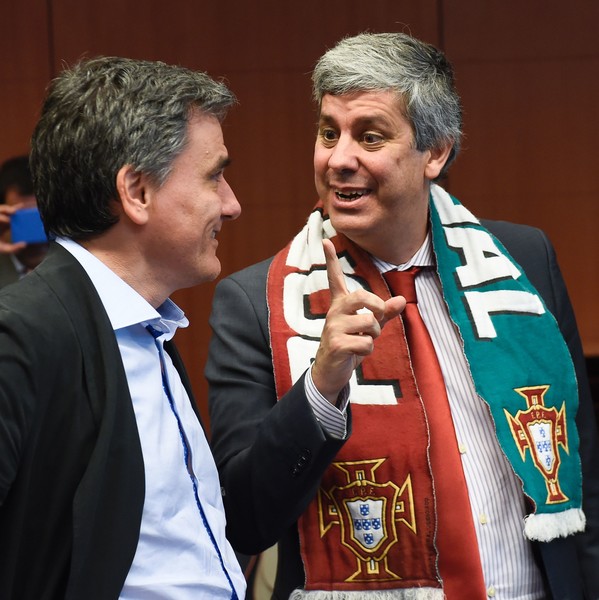 Το κασκόλ του Πορτογάλου ΥΠΟΙΚ στο Eurogroup και η ατάκα του Τσακαλώτου