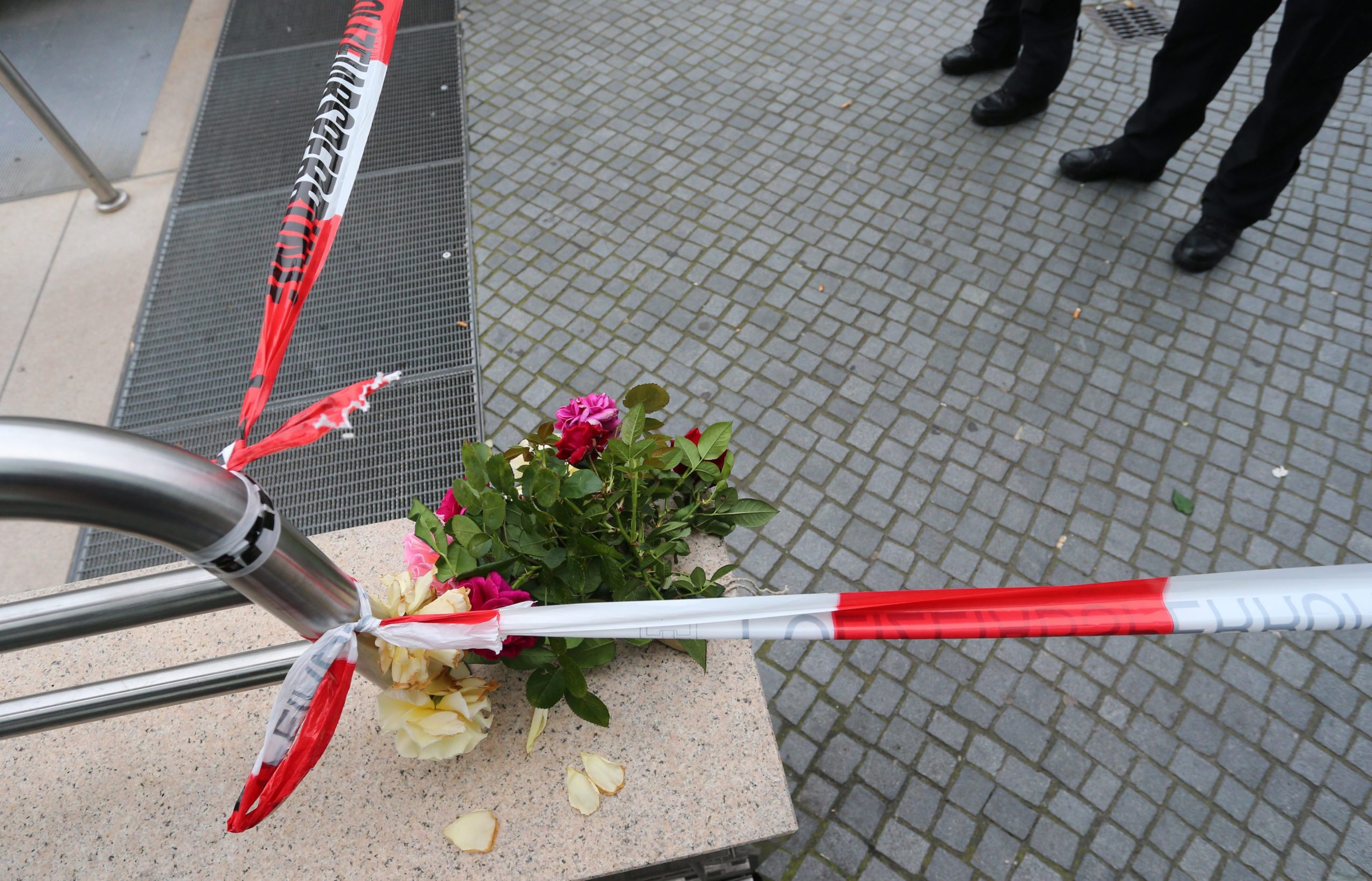 Πολίτες αφήνουν λουλούδια στο σημείο της επίθεσης στο Μόναχο – ΦΩΤΟ