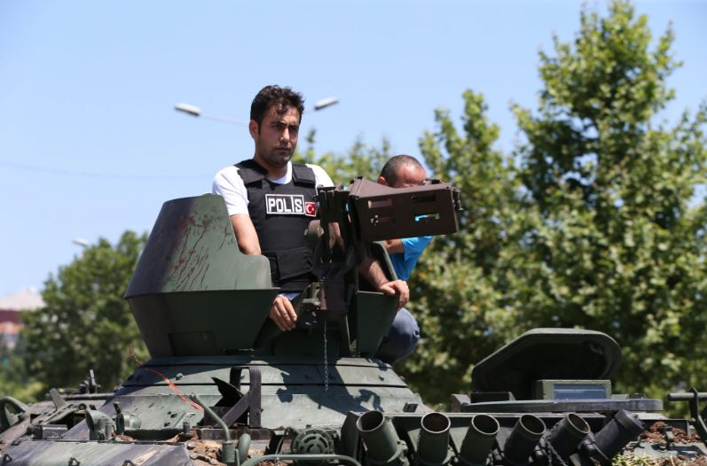 Τούρκος αστυνομικός επιστρέφει αιματοβαμμένο άρμα στη στρατιωτική βάση – ΦΩΤΟ