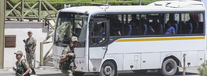 Με απορριμματοφόρα και λεωφορεία έκλεισαν την πύλη στρατοπέδου στην Τουρκία