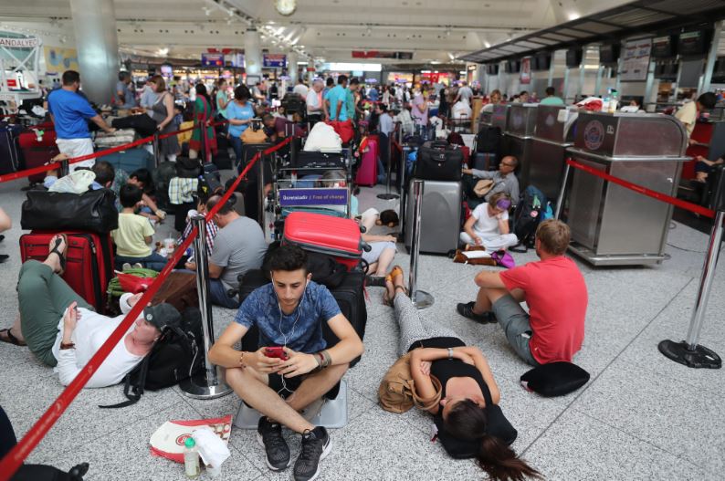 Τεράστια ταλαιπωρία των επιβατών στο αεροδρόμιο Ατατούρκ – ΦΩΤΟ
