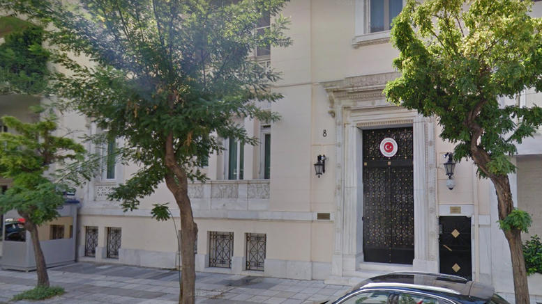 Μέλη του «Ρουβίκωνα» πέταξαν μπογιές στην τουρκική πρεσβεία