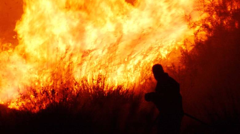 Μαίνονται οι πυρκαγιές σε Σάμο και Άνδρο