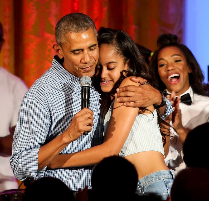 Ο Ομπάμα “ντρόπιασε” την κόρη του τραγουδώντας το Happy Birthday – ΒΙΝΤΕΟ
