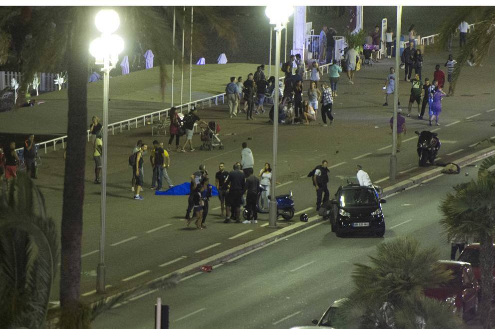 Ο δήμαρχος της Νίκαιας μέσω Twitter – Στους 77 οι νεκροί