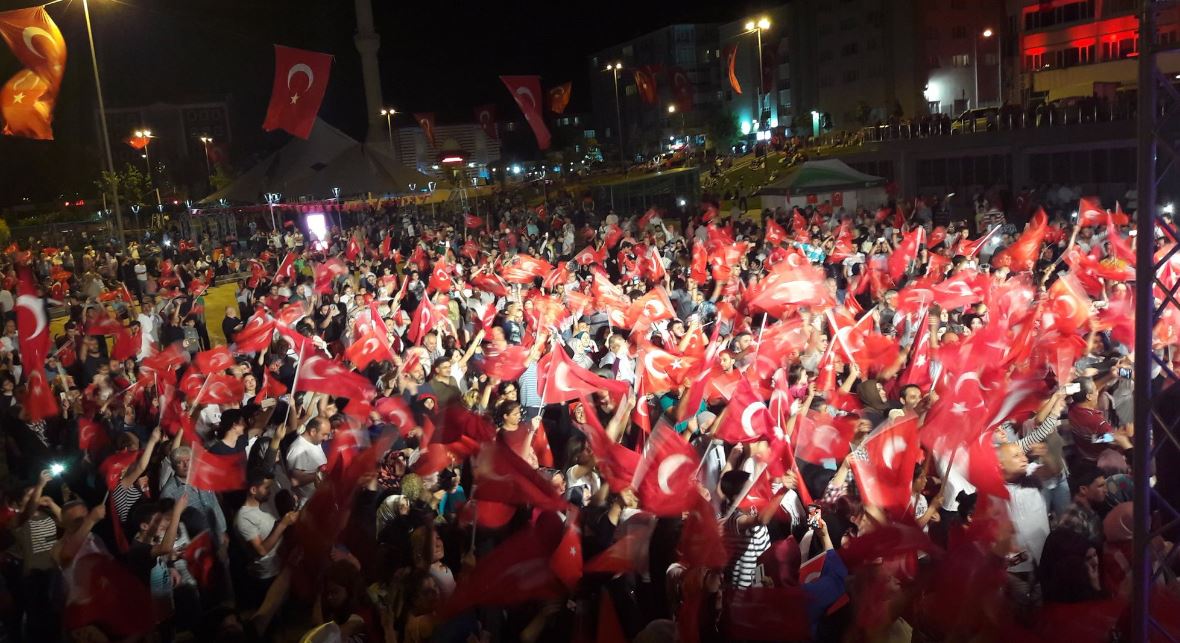 Τουρκία: Ο κόσμος παραμένει στις πλατείες – Μηχανοκίνητη πορεία κατά του πραξικοπήματος – ΒΙΝΤΕΟ