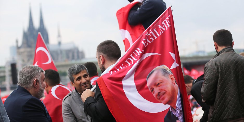 Κολωνία – Διαδήλωση χιλιάδων Τούρκων υπέρ του Ερντογάν – Υπήρξαν μικροεντάσεις – ΒΙΝΤΕΟ