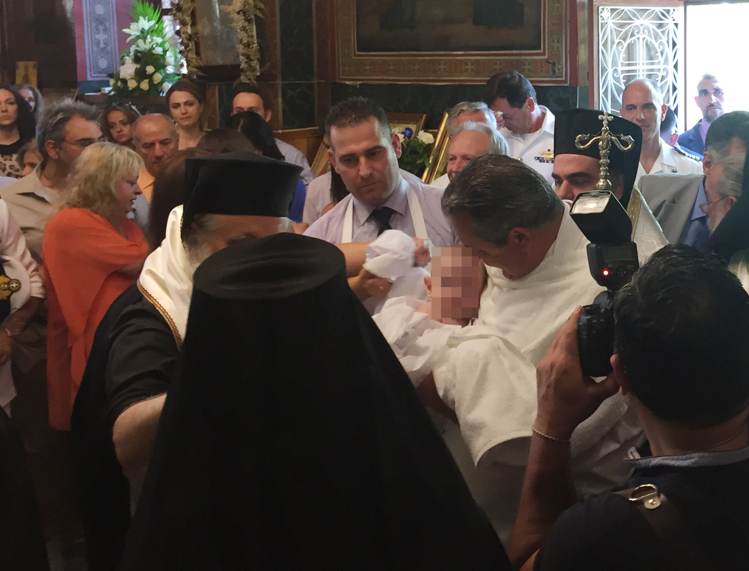 Βαφτίστηκε ο γιος του Κωνσταντίνου Πανανά που έχασε τη ζωή του στην Κίναρο – Νονός ο Καμμένος – ΦΩΤΟ