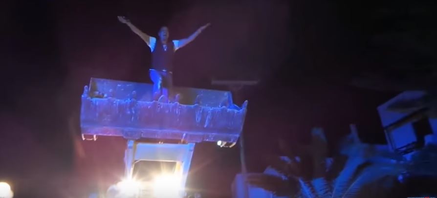 Η εντυπωσιακή είσοδος τραγουδιστή σε πανηγύρι στη Σύρο – ΒΙΝΤΕΟ