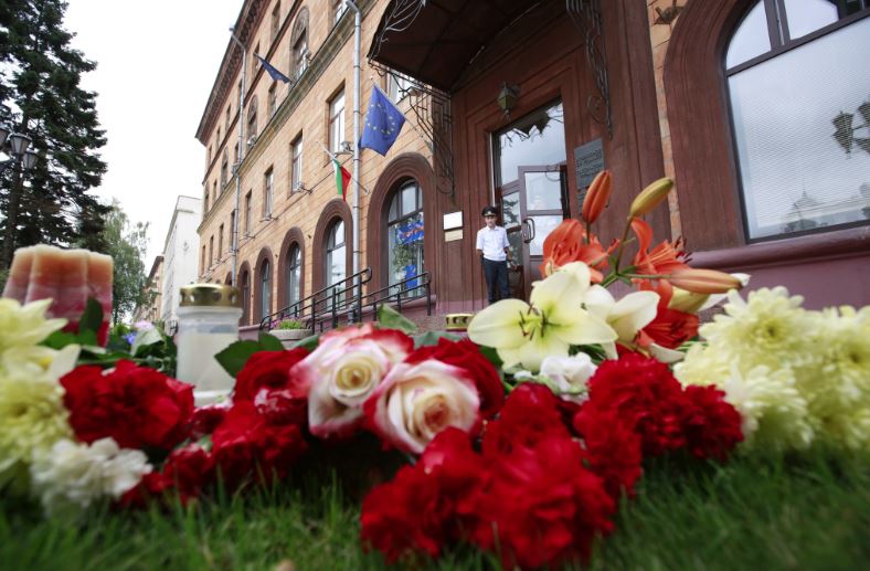 Στο πένθος ξανά η Γαλλία – Λουλούδια και κεριά για τα θύματα της Νίκαιας