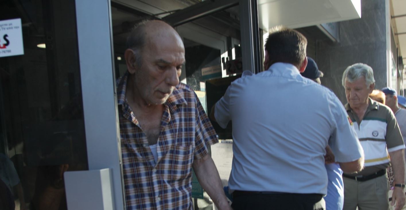 Ψαλίδι-σοκ έως 54% στο μέρισμα για 284.122 συνταξιούχους