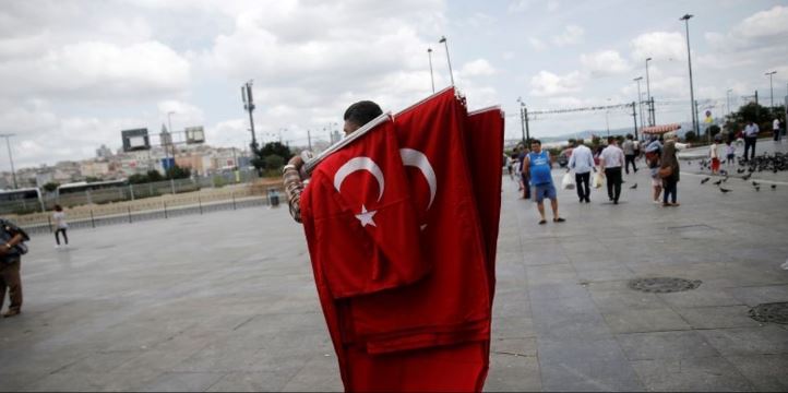 Πωλήσεις-ρεκόρ για τις τουρκικές σημαίες μετά την απόπειρα πραξικοπήματος – ΦΩΤΟ