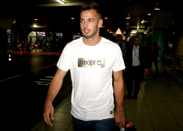 Έφθασε στην Ελλάδα ο Λεάλι για τον Ολυμπιακό – ΦΩΤΟ