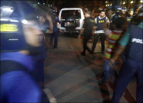 Ένοπλοι άνοιξαν πυρ και κρατούν ομήρους σε εστιατόριο στο Μπανγκλαντές – ΤΩΡΑ