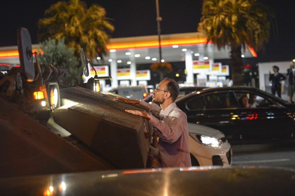 Πολίτες εμποδίζουν με τα σώματα τους την πορεία των αρμάτων μάχης – ΦΩΤΟ