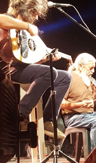 Η συγκινητική συνάντηση του Γιάννη Χαρούλη με τον πατέρα του στη σκηνή – ΒΙΝΤΕΟ