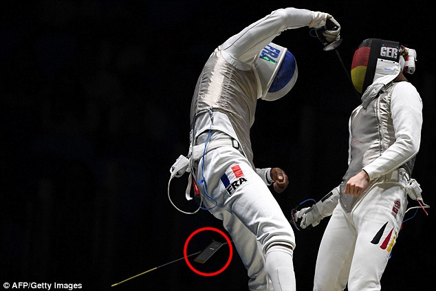 Ολυμπιακοί Αγώνες – Έπεσε το κινητό του Γάλλου ξιφομάχου την ώρα του αγώνα – ΒΙΝΤΕΟ