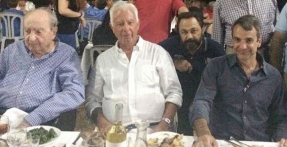 Κωνσταντίνος και Κυριάκος Μητσοτάκης μαζί σε τραπέζι στην Κρήτη – ΦΩΤΟ