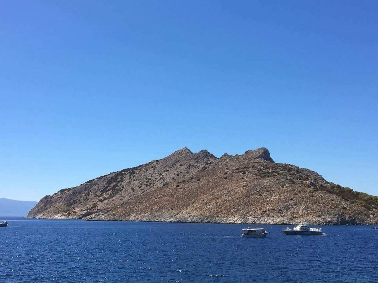 Κάτοικος της Αίγινας για την τραγωδία: Φαινόταν από μακριά ότι θα πέσει πάνω στο καΐκι